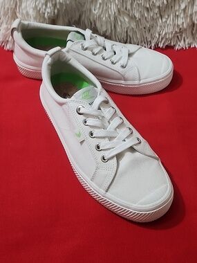 Cariuma White Canvas Sneakers with Green Interior Accents